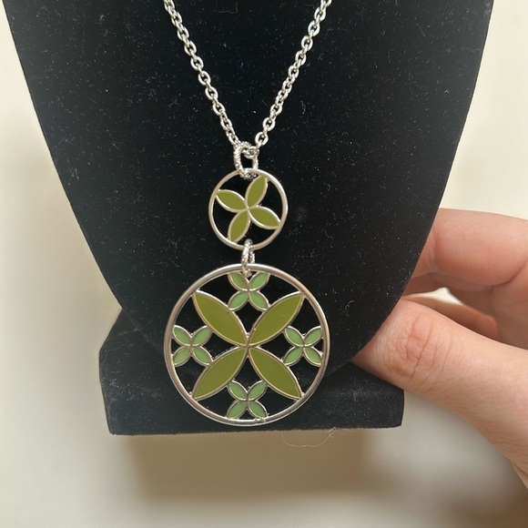 👋 3/$15 FASHION NECKLACE Green Flowers Silver toned - Picture 3 of 6